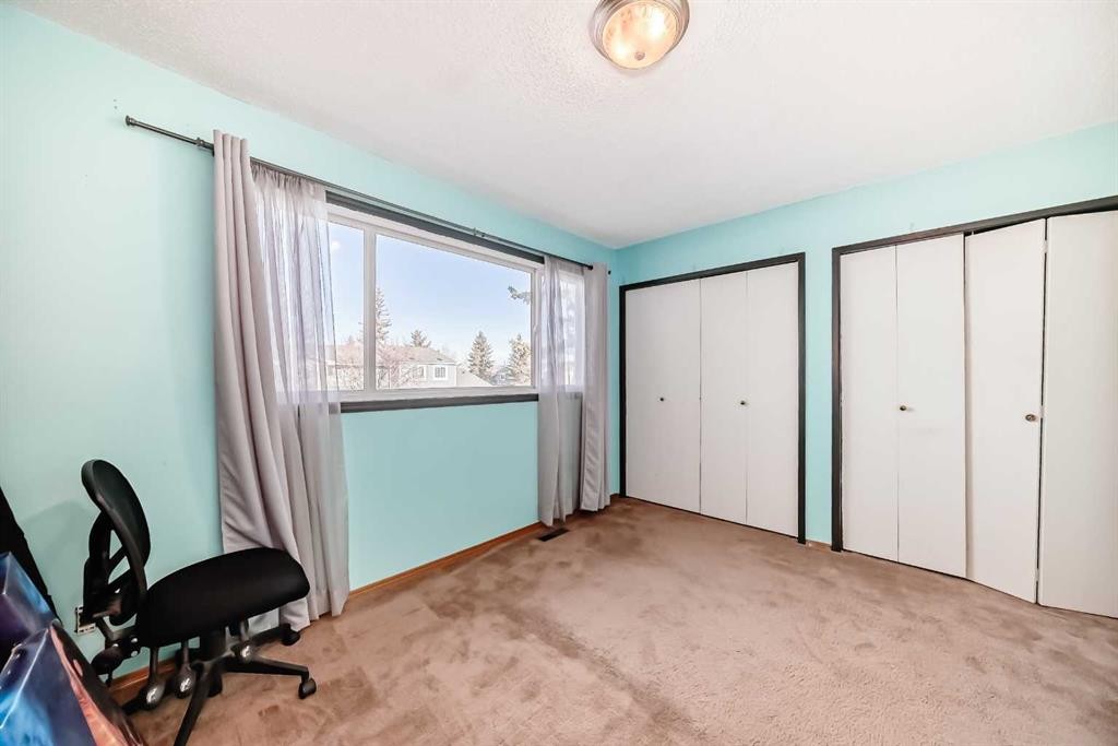 307 Georgian Villas Ne, Calgary, AB - Indoor Photo Showing Other Room