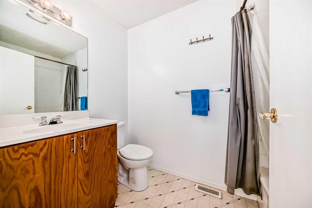 307 Georgian Villas Ne, Calgary, AB - Indoor Photo Showing Bathroom
