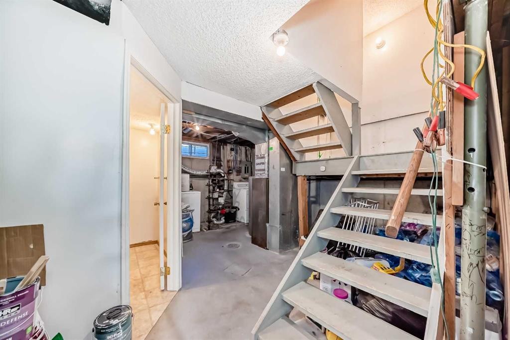 307 Georgian Villas Ne, Calgary, AB - Indoor Photo Showing Other Room