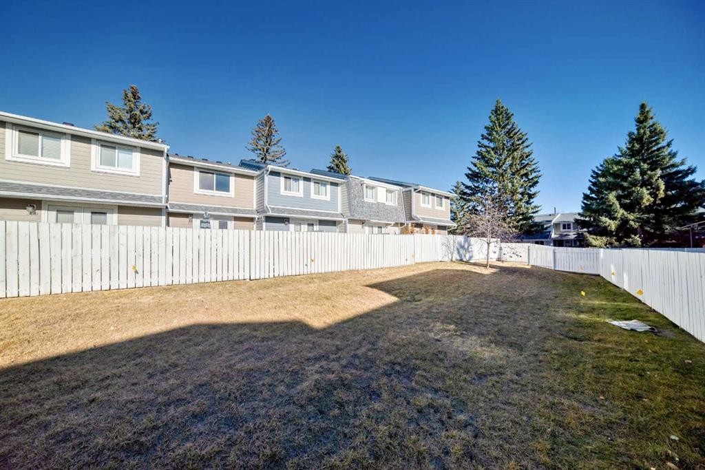 307 Georgian Villas Ne, Calgary, AB - Outdoor