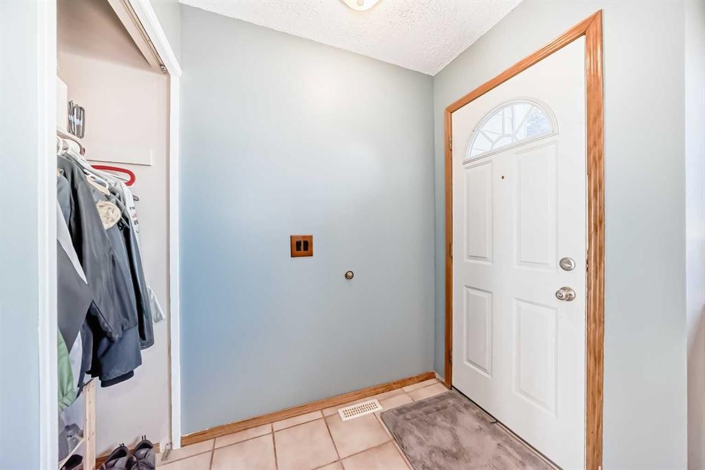 307 Georgian Villas Ne, Calgary, AB - Indoor Photo Showing Other Room