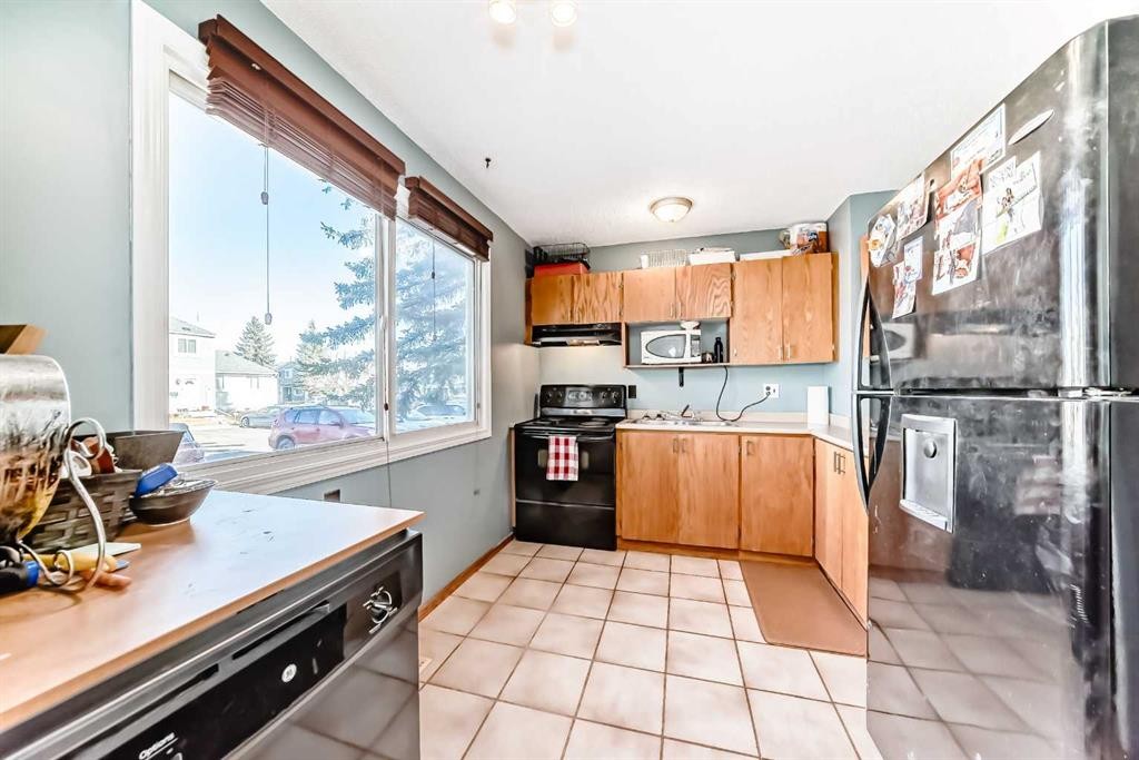 307 Georgian Villas Ne, Calgary, AB - Indoor Photo Showing Kitchen