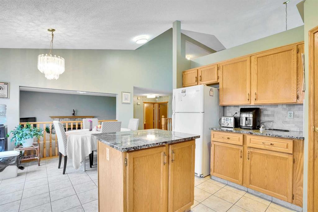 60 Douglas Woods Terrace Se, Calgary, AB - Indoor Photo Showing Kitchen