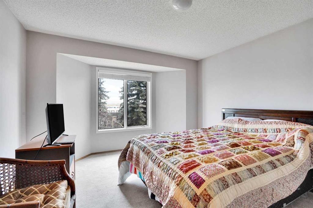60 Douglas Woods Terrace Se, Calgary, AB - Indoor Photo Showing Bedroom