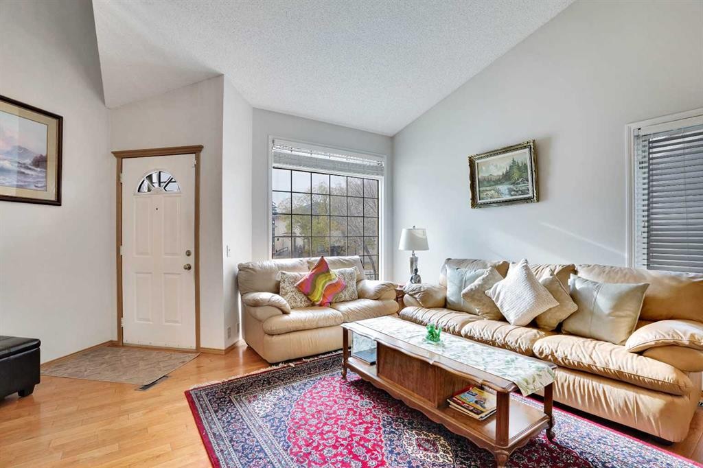 60 Douglas Woods Terrace Se, Calgary, AB - Indoor Photo Showing Living Room
