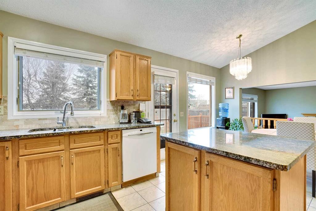 60 Douglas Woods Terrace Se, Calgary, AB - Indoor Photo Showing Kitchen
