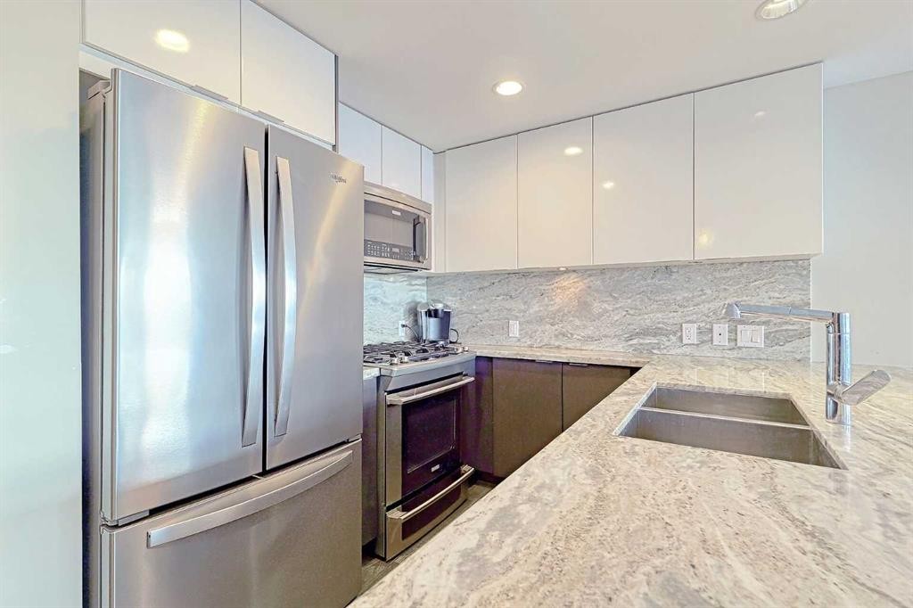 1903-519 Riverfront Avenue Se, Calgary, AB - Indoor Photo Showing Kitchen With Double Sink With Upgraded Kitchen