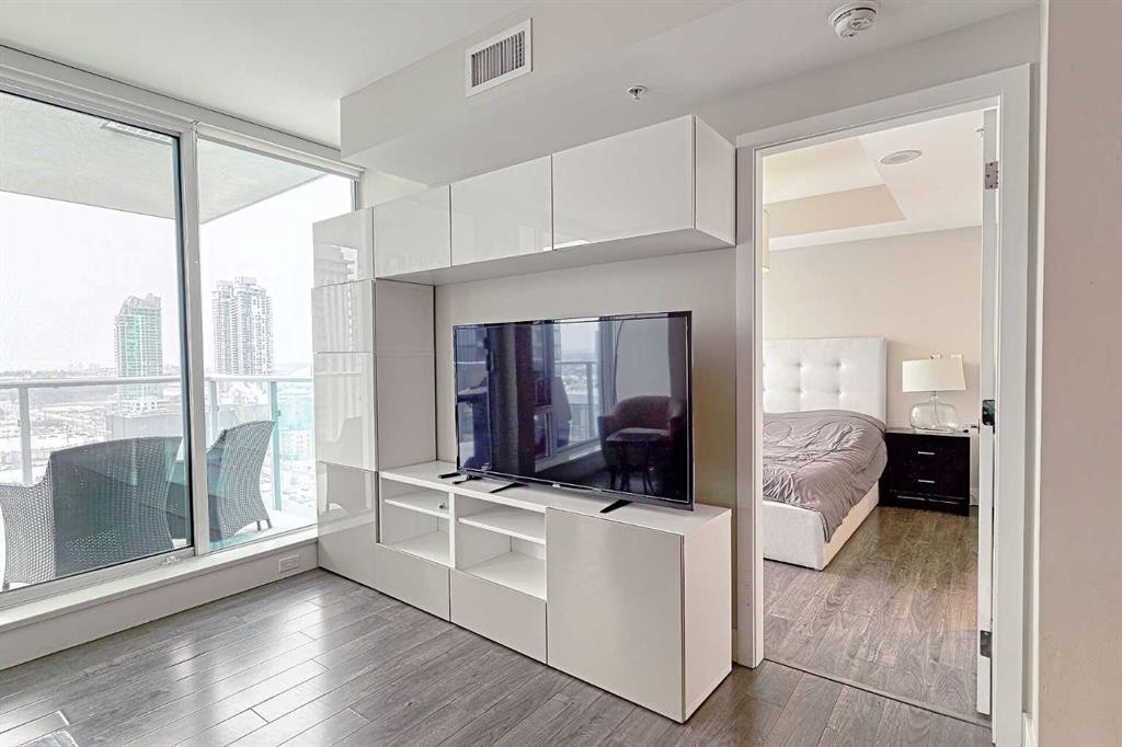 1903-519 Riverfront Avenue Se, Calgary, AB - Indoor Photo Showing Other Room