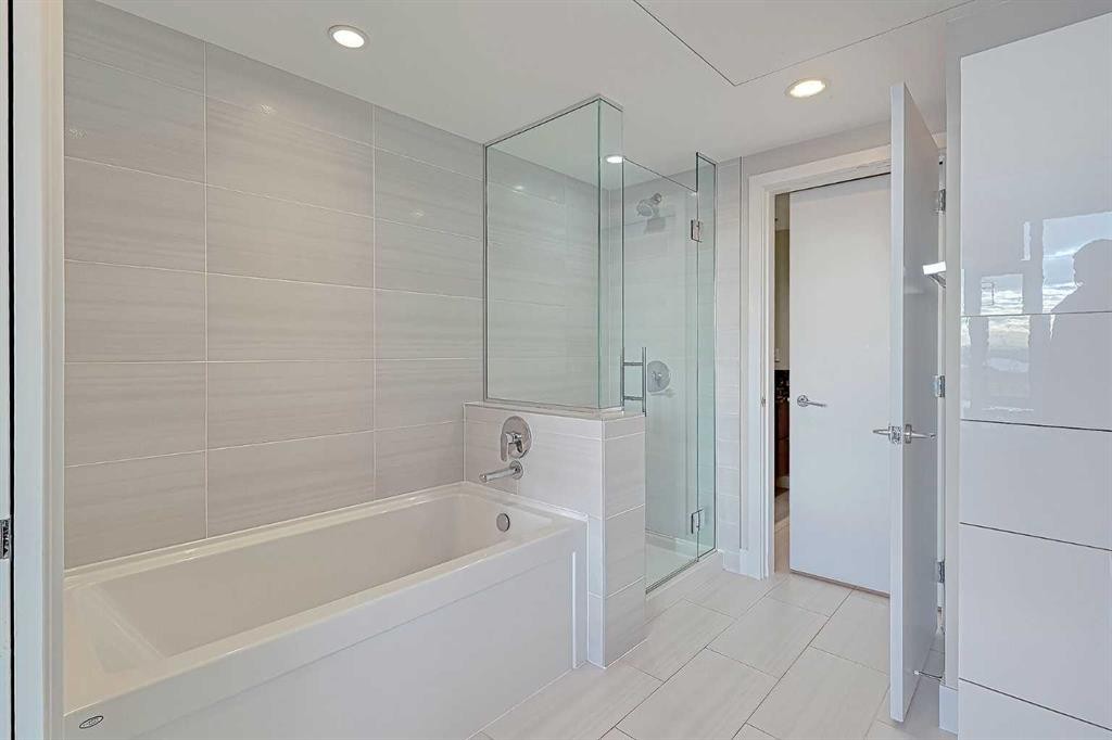 1903-519 Riverfront Avenue Se, Calgary, AB - Indoor Photo Showing Bathroom