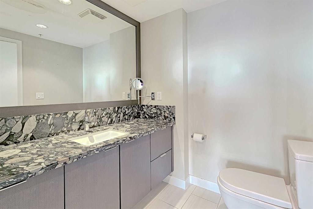 1903-519 Riverfront Avenue Se, Calgary, AB - Indoor Photo Showing Bathroom