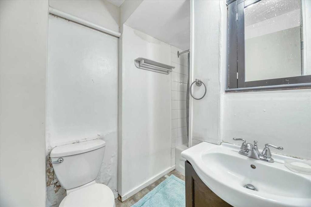 7608 22A Street Se, Calgary, AB - Indoor Photo Showing Bathroom