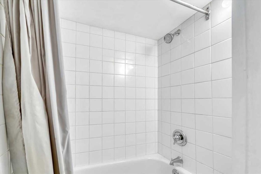 7608 22A Street Se, Calgary, AB - Indoor Photo Showing Bathroom