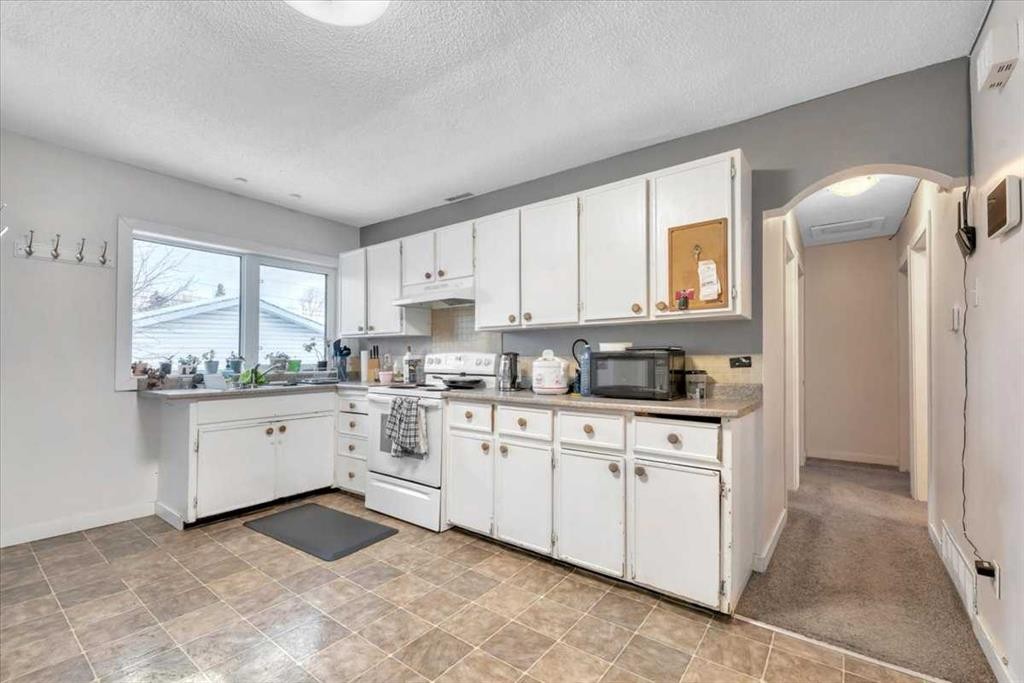 7608 22A Street Se, Calgary, AB - Indoor Photo Showing Kitchen