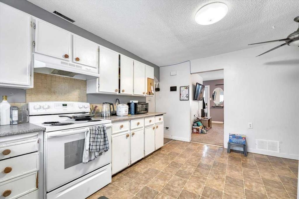 7608 22A Street Se, Calgary, AB - Indoor Photo Showing Kitchen