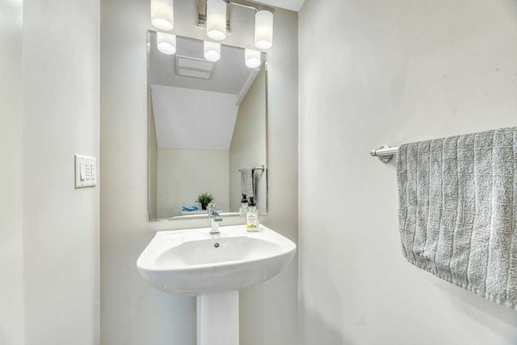 413-338 Seton Circle Se, Calgary, AB - Indoor Photo Showing Bathroom