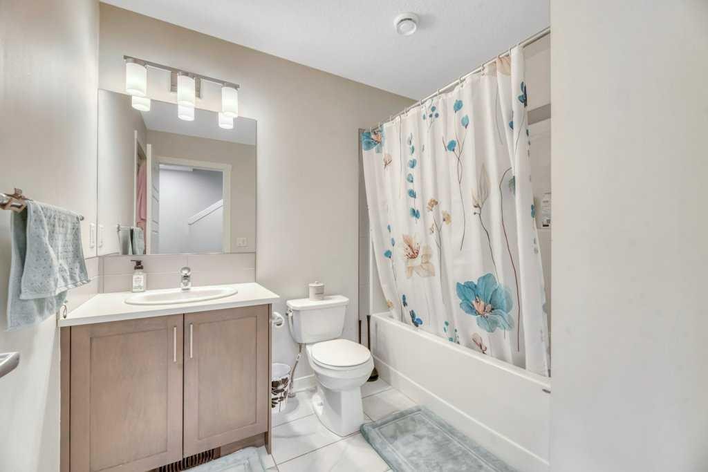 413-338 Seton Circle Se, Calgary, AB - Indoor Photo Showing Bathroom
