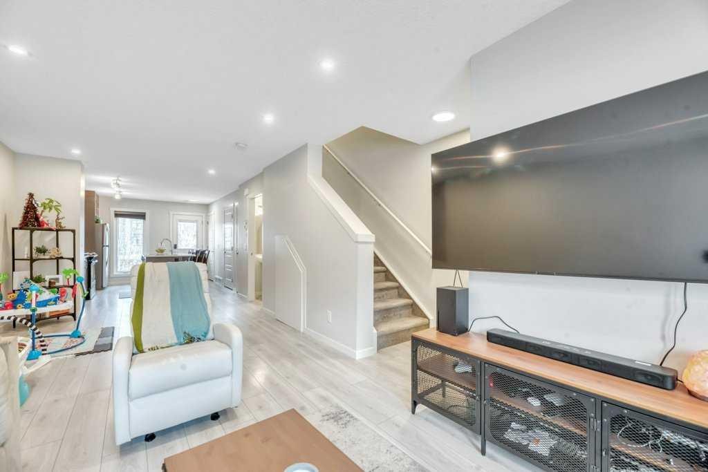 413-338 Seton Circle Se, Calgary, AB - Indoor Photo Showing Other Room