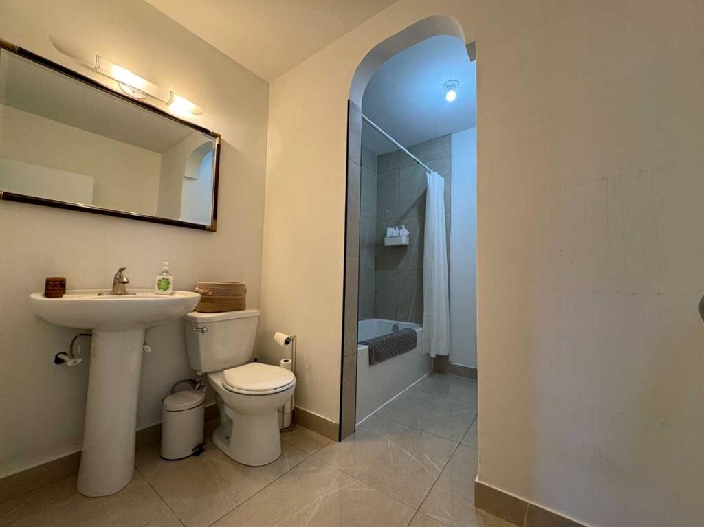 2912 21 Avenue Sw, Calgary, AB - Indoor Photo Showing Bathroom