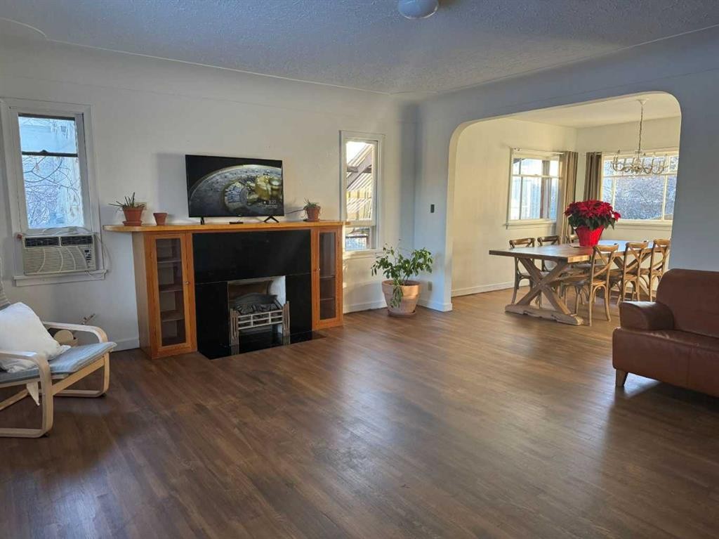 2912 21 Avenue Sw, Calgary, AB - Indoor Photo Showing Living Room