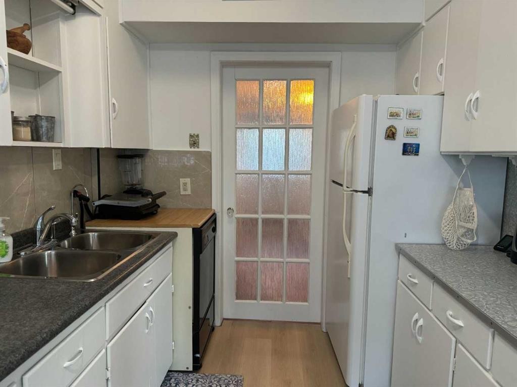 2912 21 Avenue Sw, Calgary, AB - Indoor Photo Showing Kitchen With Double Sink