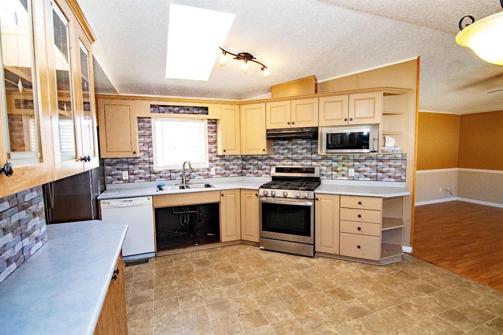 10 Westmount Drive, Cayley, AB - Indoor Photo Showing Kitchen With Double Sink