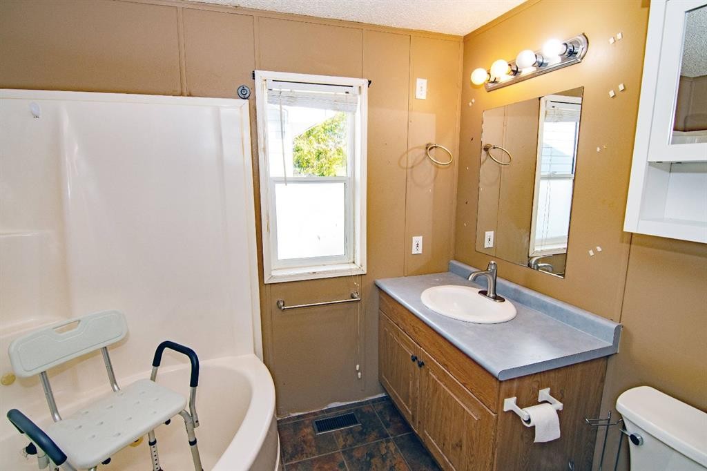 10 Westmount Drive, Cayley, AB - Indoor Photo Showing Bathroom