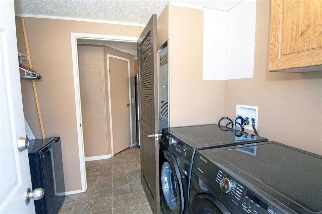 10 Westmount Drive, Cayley, AB - Indoor Photo Showing Laundry Room