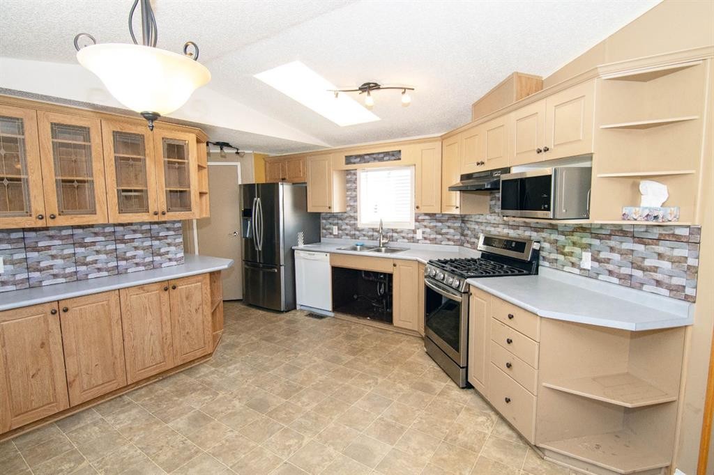 10 Westmount Drive, Cayley, AB - Indoor Photo Showing Kitchen With Double Sink