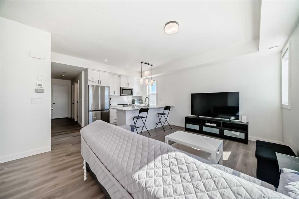 41-2117 81 Street Sw, Calgary, AB - Indoor Photo Showing Living Room