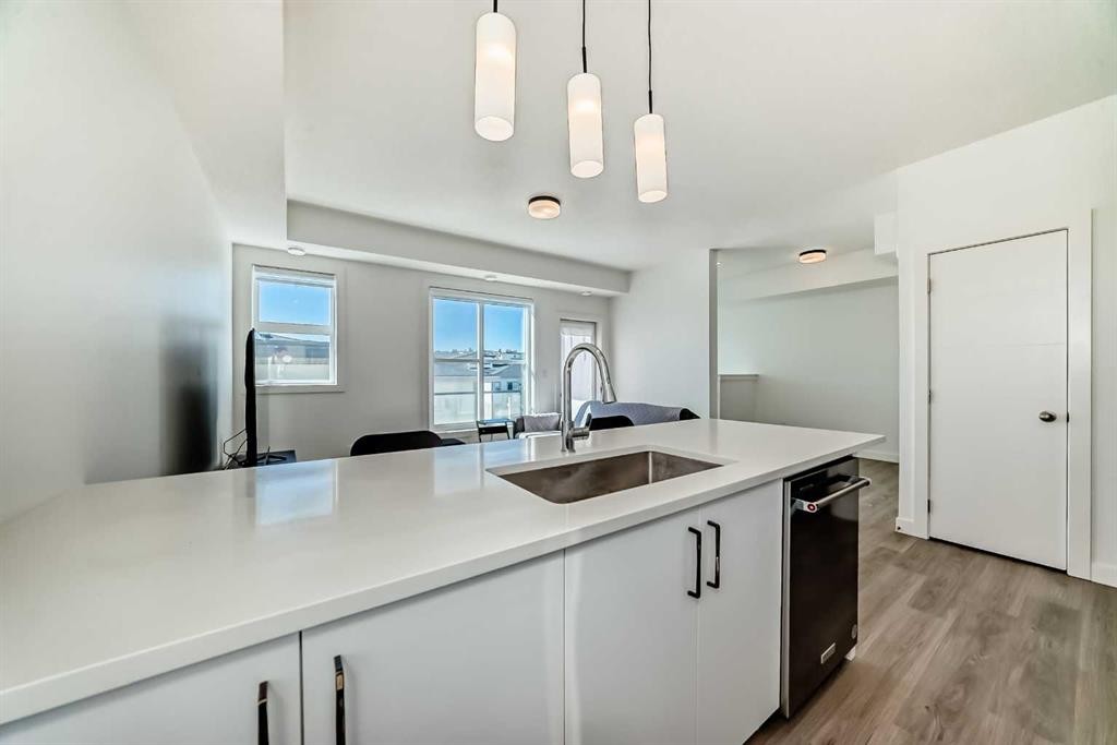 41-2117 81 Street Sw, Calgary, AB - Indoor Photo Showing Kitchen
