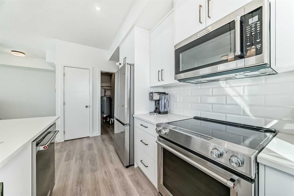 41-2117 81 Street Sw, Calgary, AB - Indoor Photo Showing Kitchen