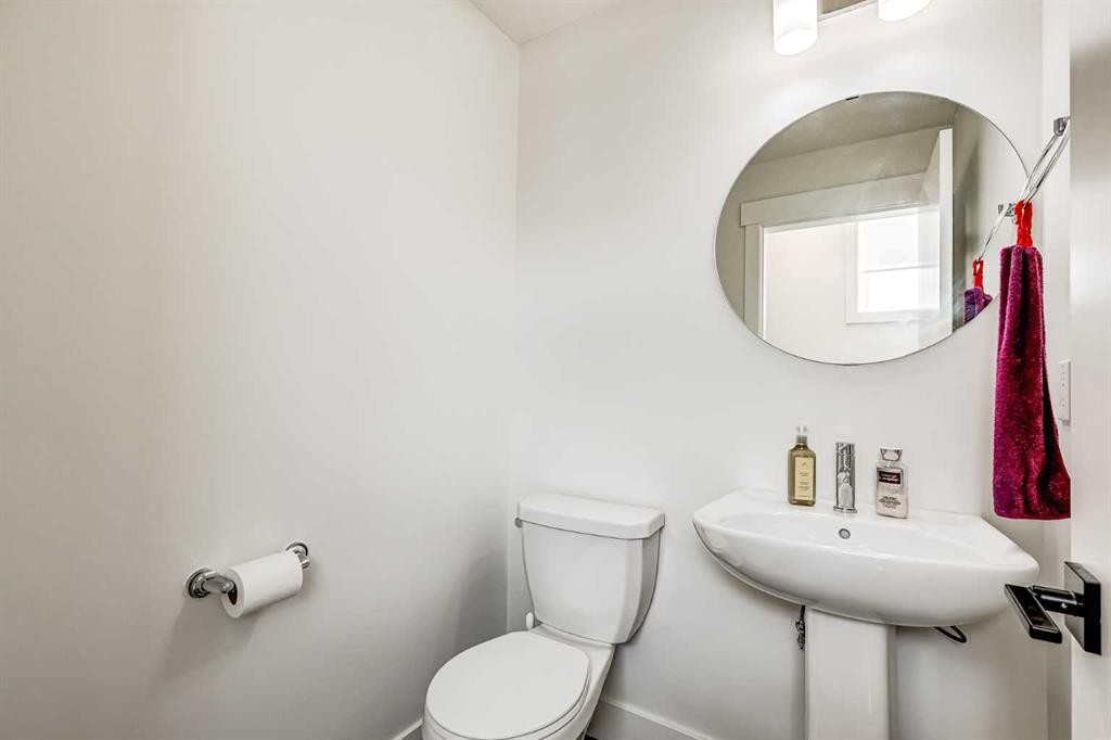 511-10060 46 Street Ne, Calgary, AB - Indoor Photo Showing Bathroom