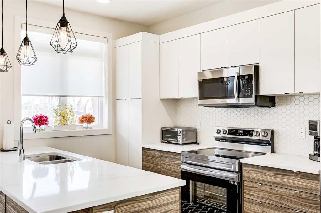 511-10060 46 Street Ne, Calgary, AB - Indoor Photo Showing Kitchen With Double Sink With Upgraded Kitchen