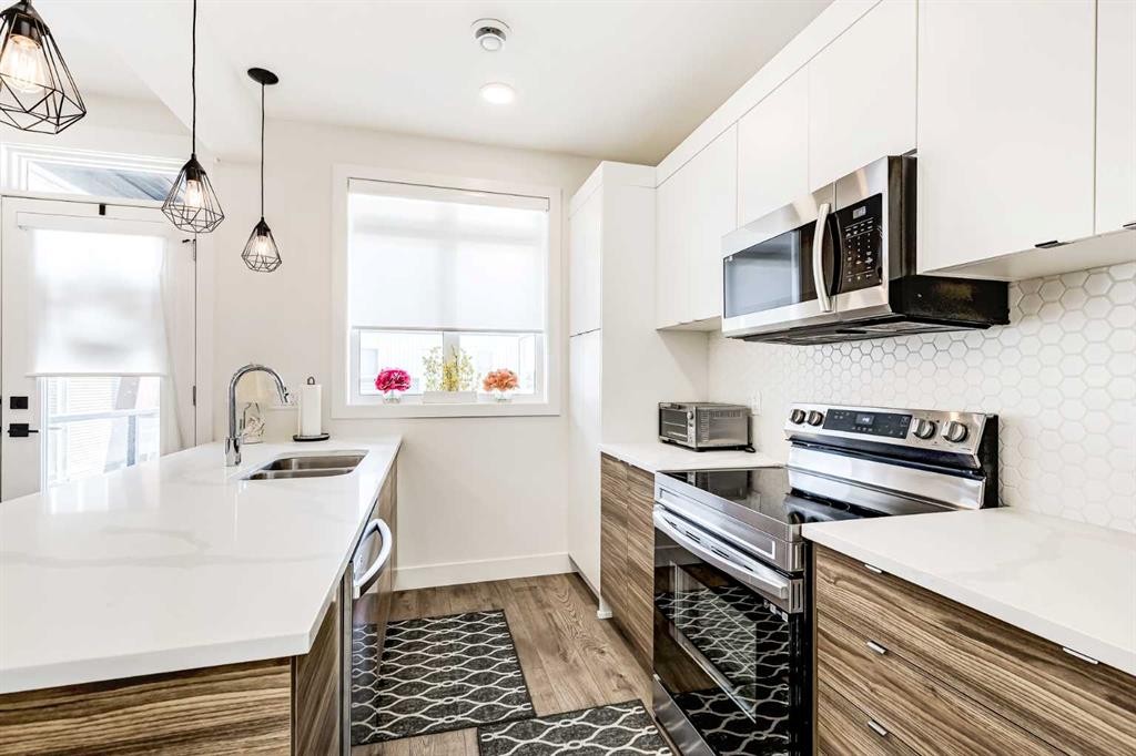 511-10060 46 Street Ne, Calgary, AB - Indoor Photo Showing Kitchen With Double Sink With Upgraded Kitchen