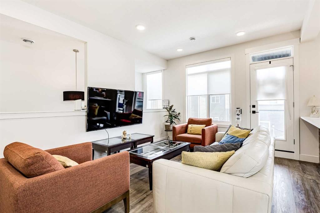 511-10060 46 Street Ne, Calgary, AB - Indoor Photo Showing Living Room