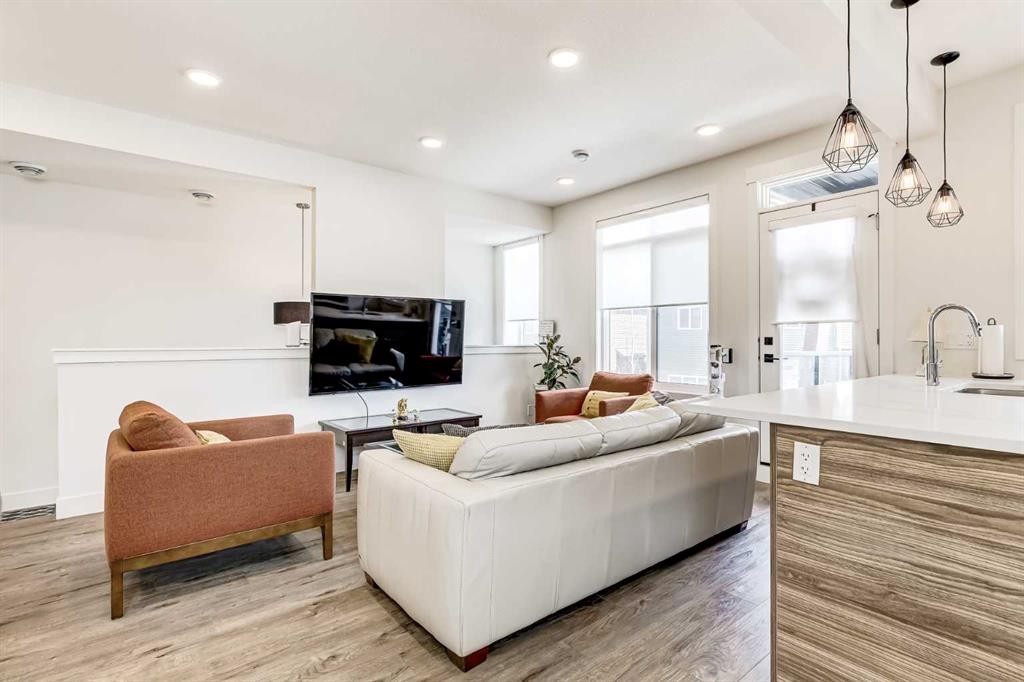 511-10060 46 Street Ne, Calgary, AB - Indoor Photo Showing Living Room