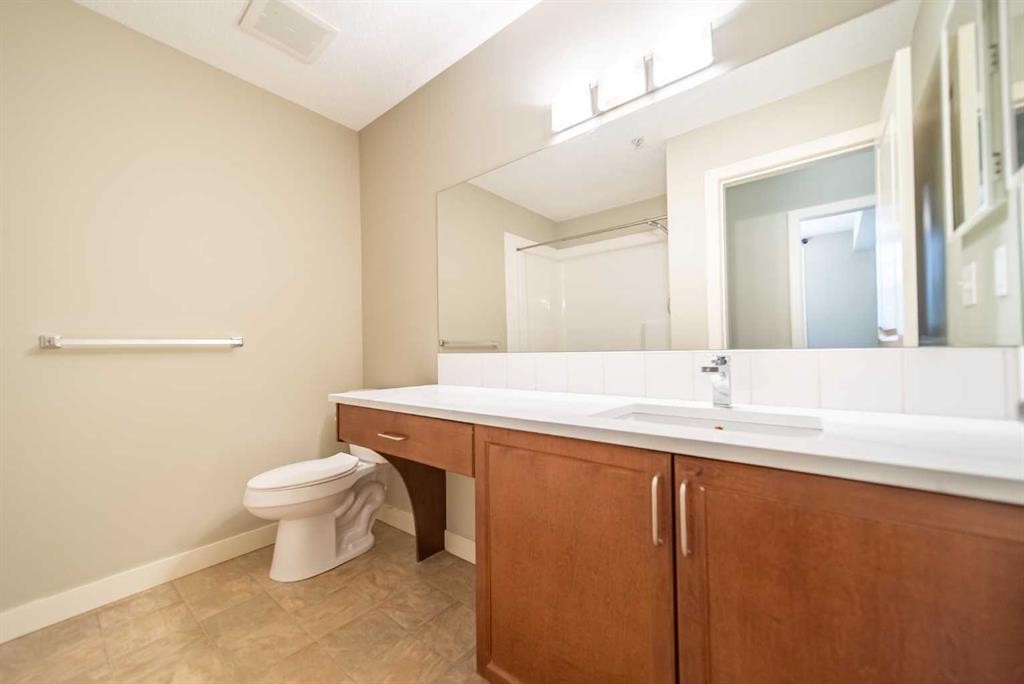 114-156 Country Village Circle Ne, Calgary, AB - Indoor Photo Showing Bathroom
