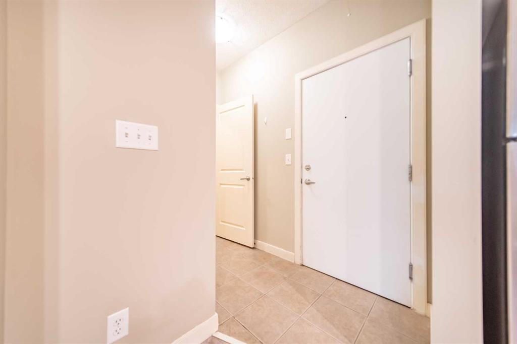 114-156 Country Village Circle Ne, Calgary, AB - Indoor Photo Showing Other Room