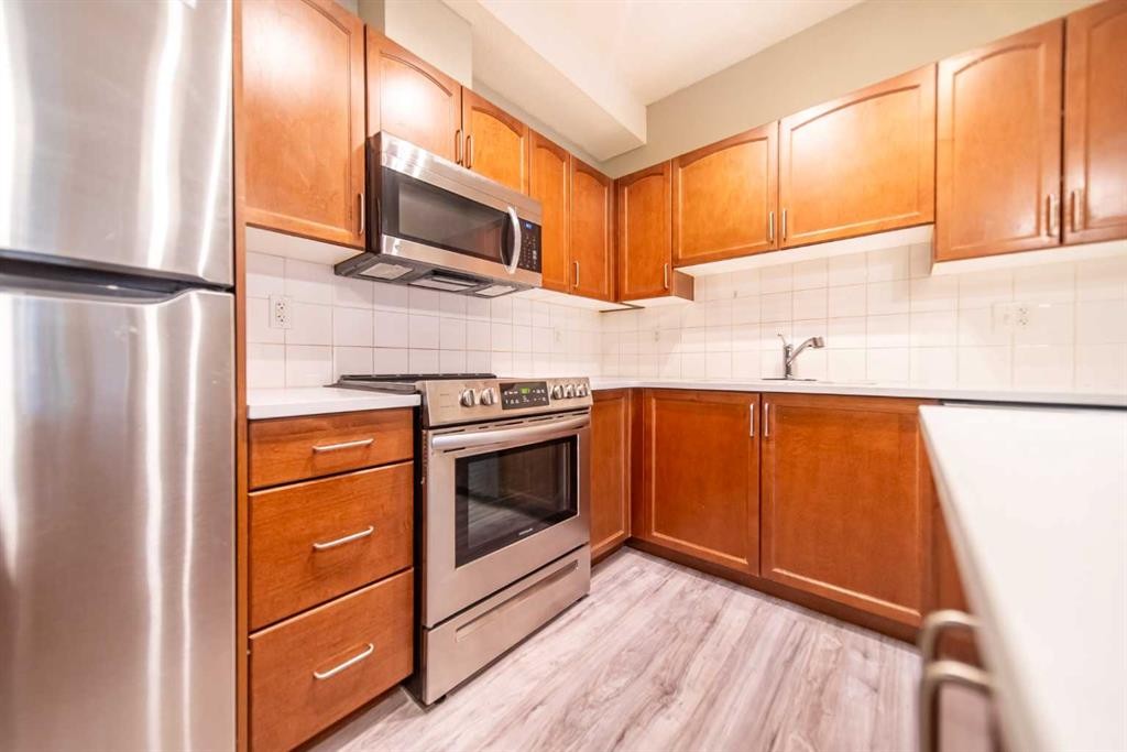 114-156 Country Village Circle Ne, Calgary, AB - Indoor Photo Showing Kitchen