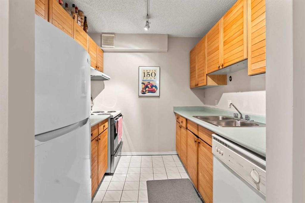 704-718 12 Avenue Sw, Calgary, AB - Indoor Photo Showing Kitchen With Double Sink