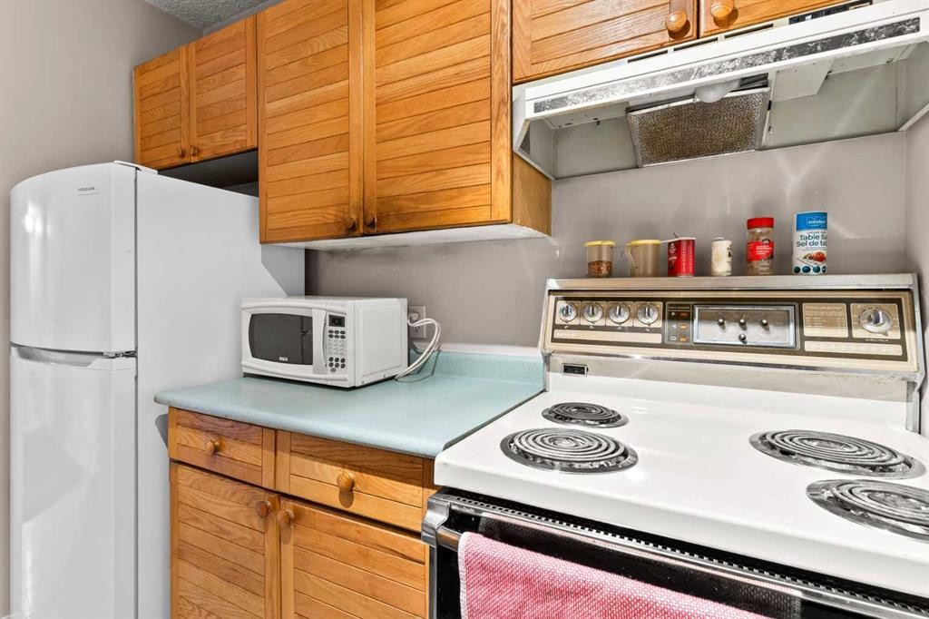 704-718 12 Avenue Sw, Calgary, AB - Indoor Photo Showing Kitchen