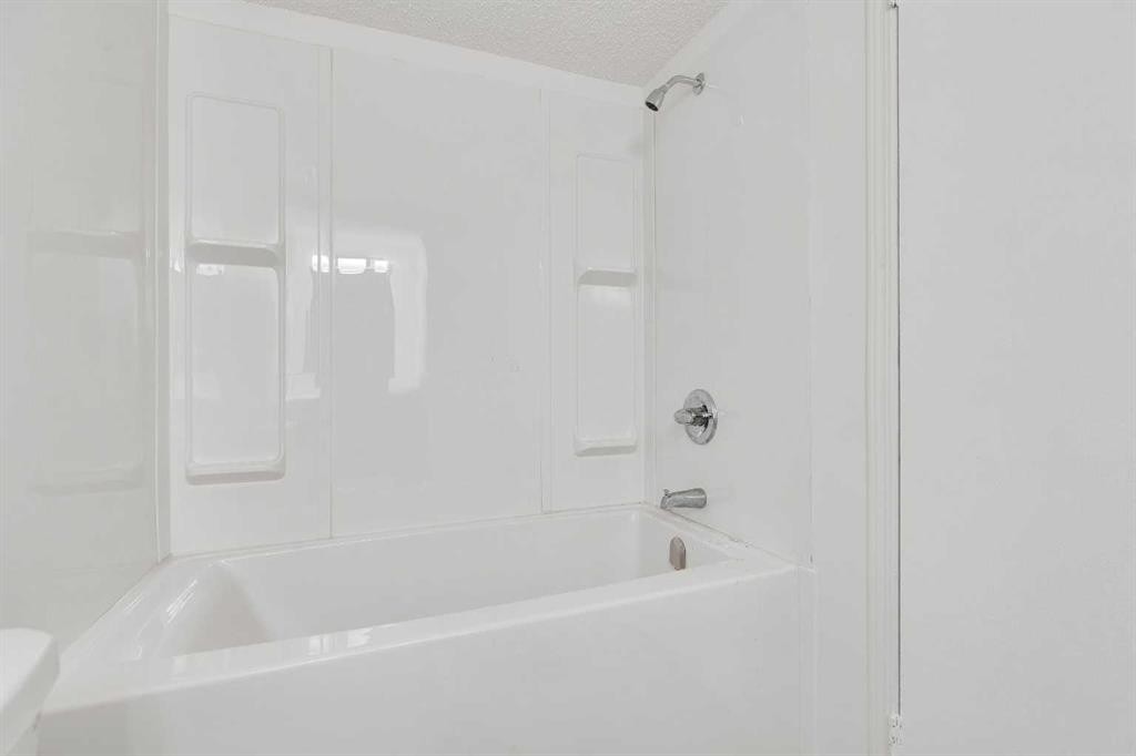 2948 Doverville Crescent Se, Calgary, AB - Indoor Photo Showing Bathroom