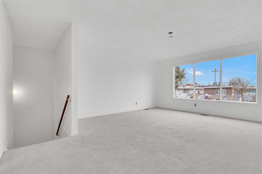 2948 Doverville Crescent Se, Calgary, AB - Indoor Photo Showing Other Room