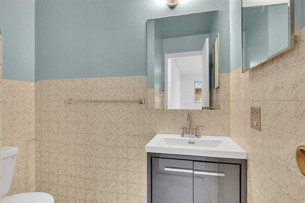 2948 Doverville Crescent Se, Calgary, AB - Indoor Photo Showing Bathroom