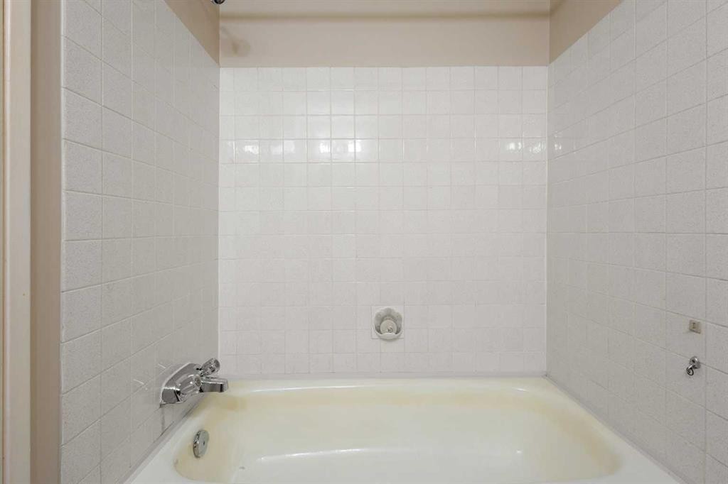 73-1155 Falconridge Drive Ne, Calgary, AB - Indoor Photo Showing Bathroom