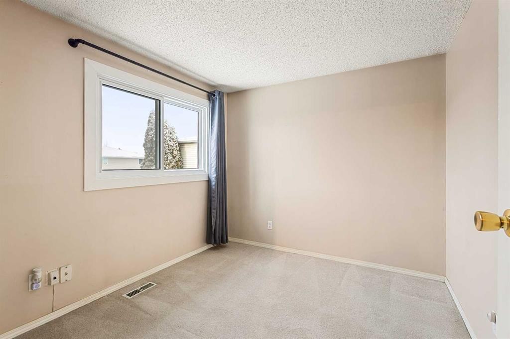 73-1155 Falconridge Drive Ne, Calgary, AB - Indoor Photo Showing Other Room