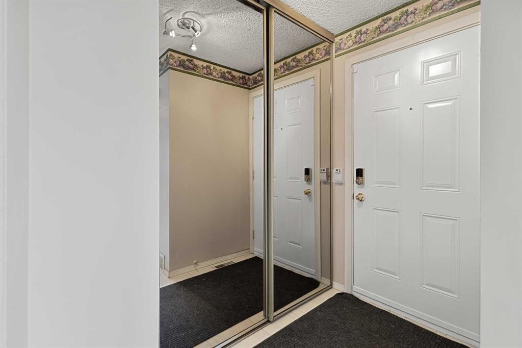 73-1155 Falconridge Drive Ne, Calgary, AB - Indoor Photo Showing Other Room