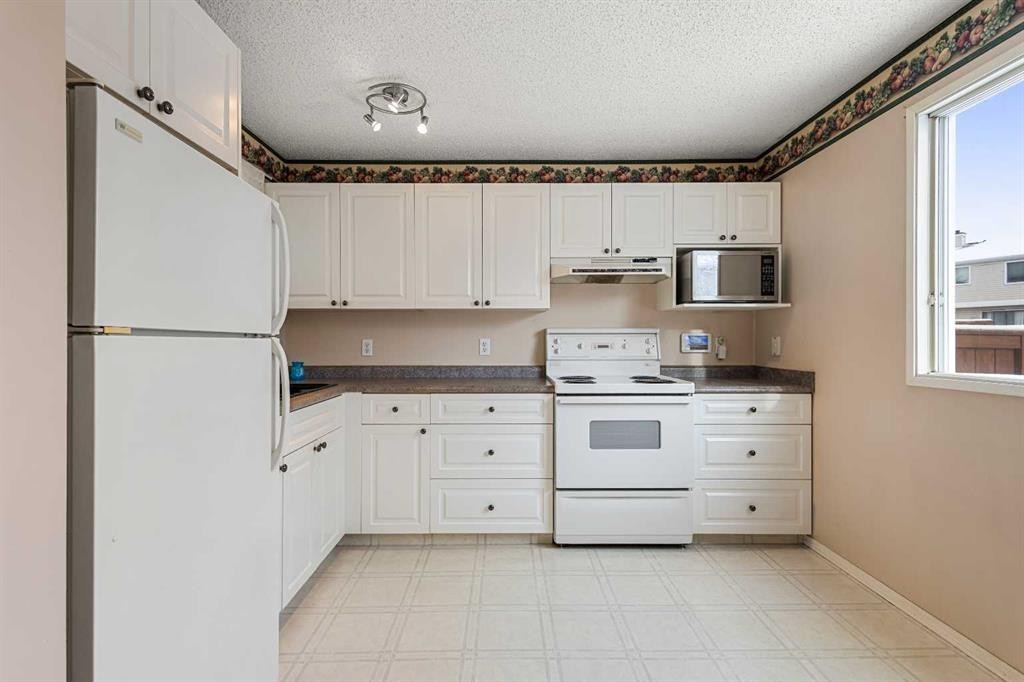 73-1155 Falconridge Drive Ne, Calgary, AB - Indoor Photo Showing Kitchen