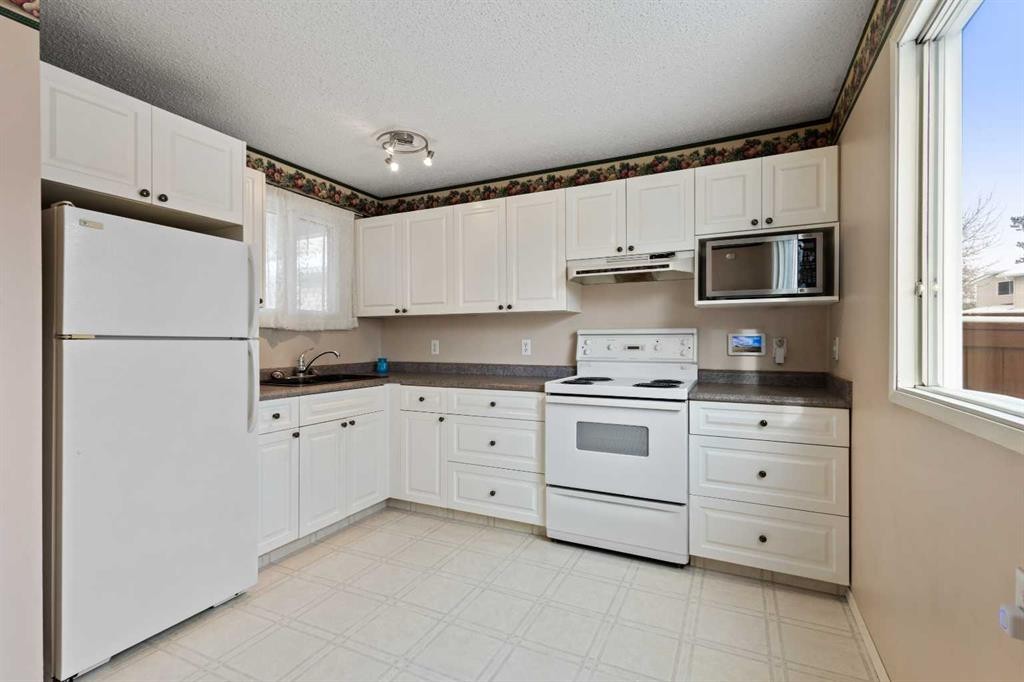 73-1155 Falconridge Drive Ne, Calgary, AB - Indoor Photo Showing Kitchen