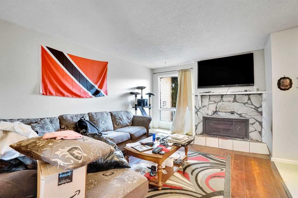 28 Abergale Close Ne, Calgary, AB - Indoor Photo Showing Living Room